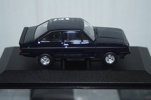 Vanguards ford transit in black "the smallest cog" 1/43 ref va15105