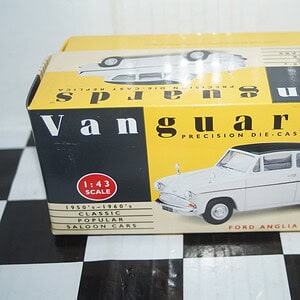 Vanguards ford anglia white / green va1014 1/43 diecast