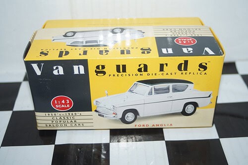 Vanguards ford anglia white / green va1014 1/43 diecast
