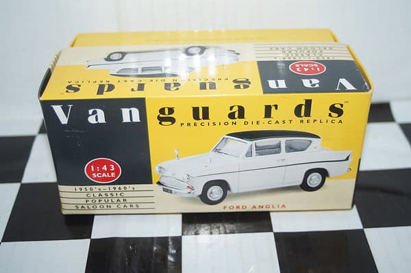 Vanguards ford anglia white / green va1014 1/43 diecast