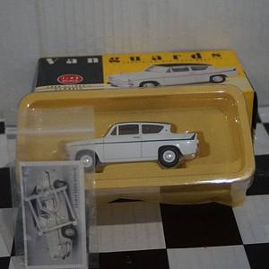 Vanguards ford anglia white / green va1014 1/43 diecast