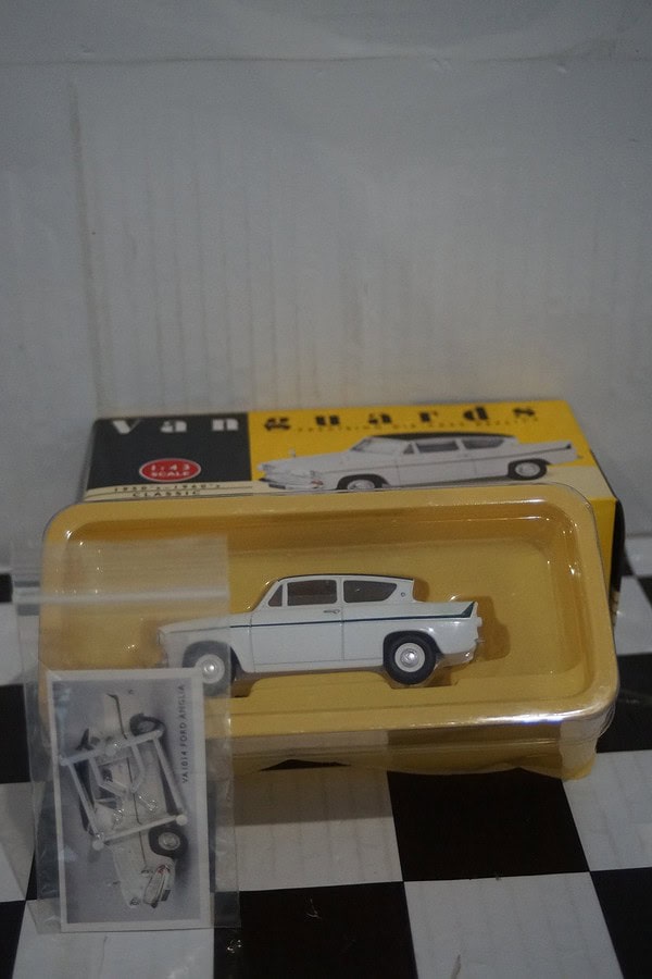 Vanguards ford anglia white / green va1014 1/43 diecast