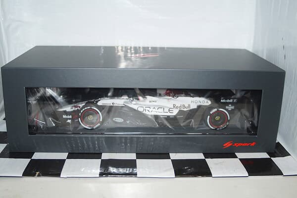 Spark oracle red bull racing rb21 winner gp2025 japanese 18s1004 1:18