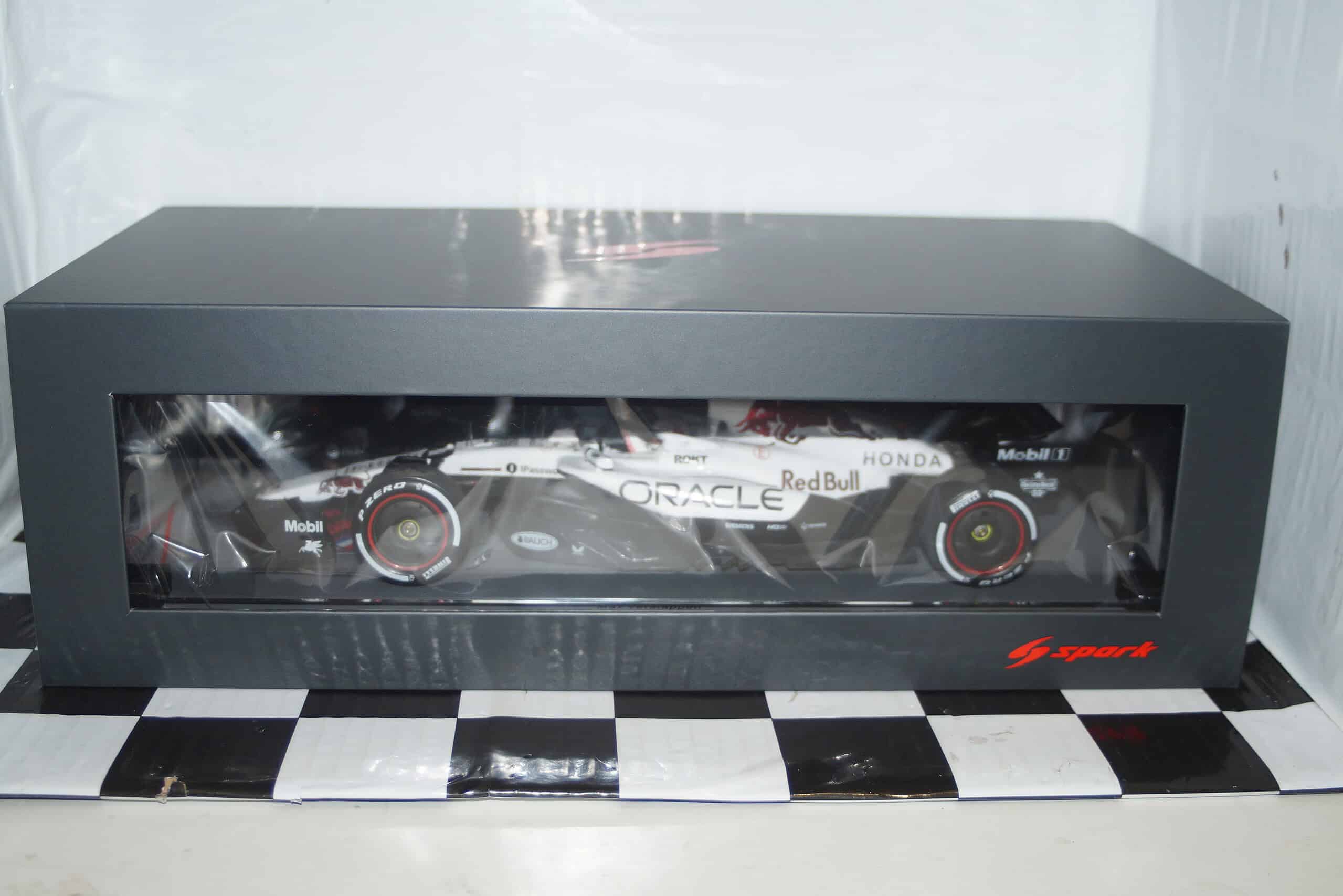 Spark oracle red bull racing rb21 winner gp2025 japanese 18s1004 1:18