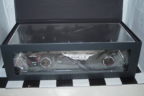 Spark oracle red bull racing rb21 winner gp2025 japanese 18s1004 1:18