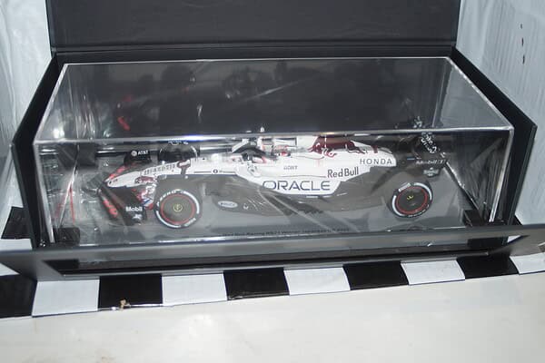 Spark oracle red bull racing rb21 winner gp2025 japanese 18s1004 1:18