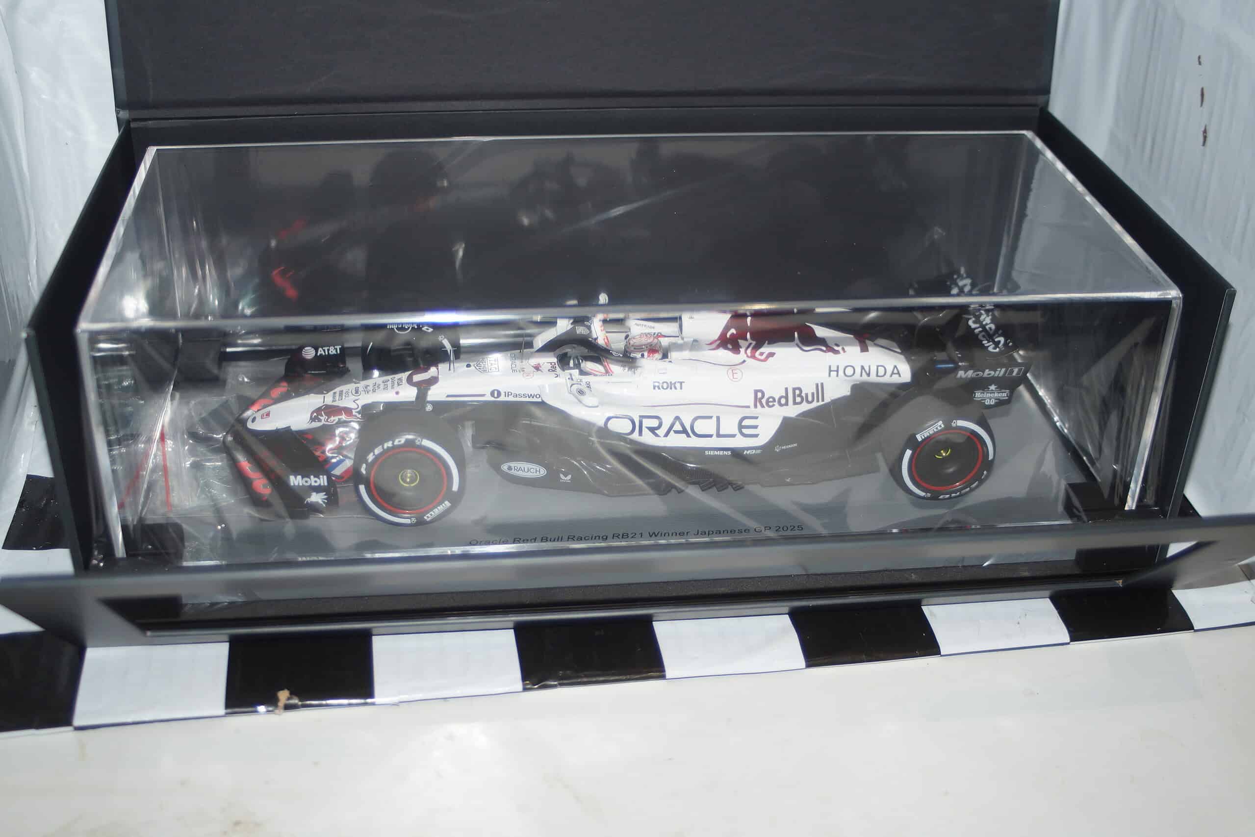 Spark oracle red bull racing rb21 winner gp2025 japanese 18s1004 1:18