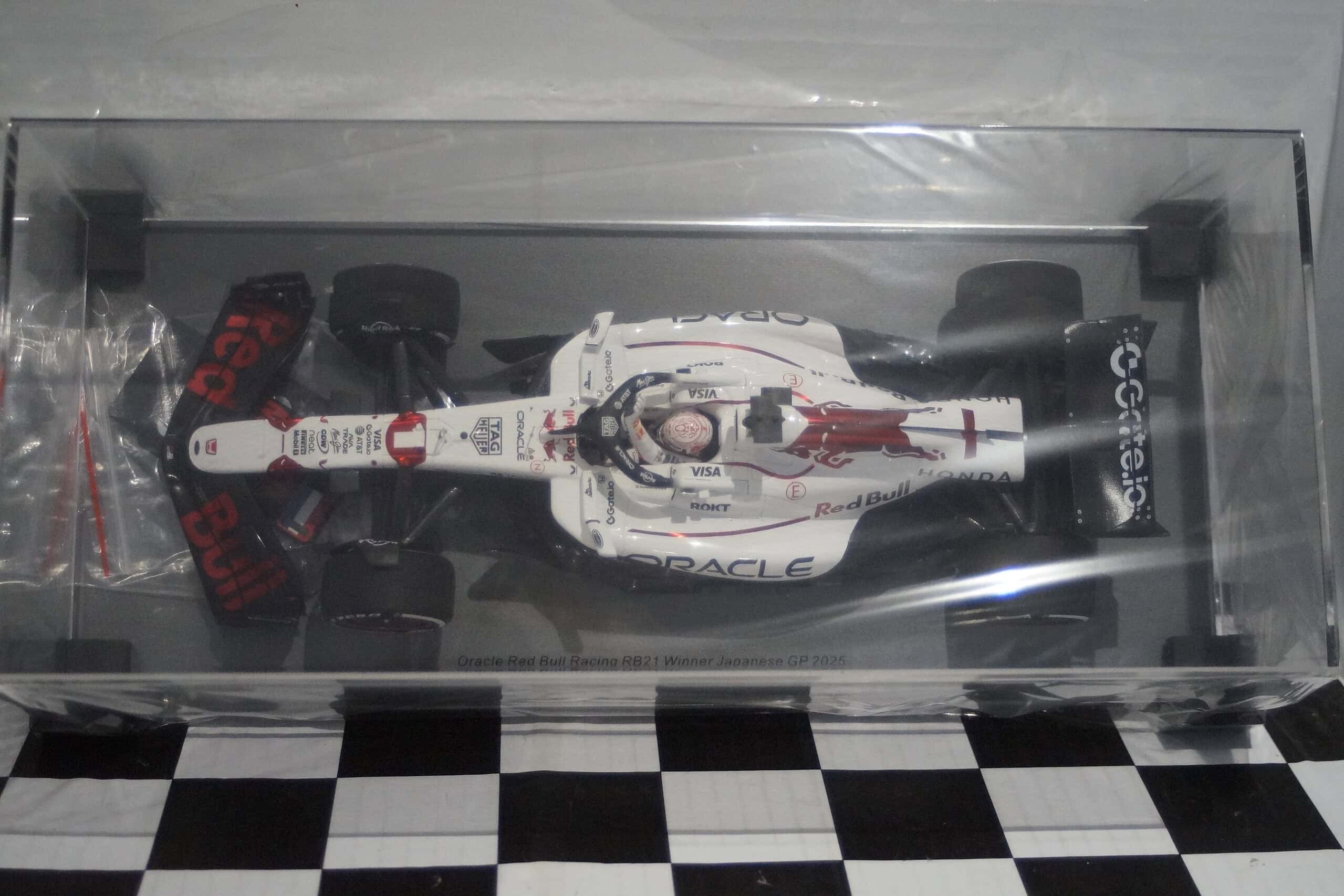 Spark oracle red bull racing rb21 winner gp2025 japanese 18s1004 1:18