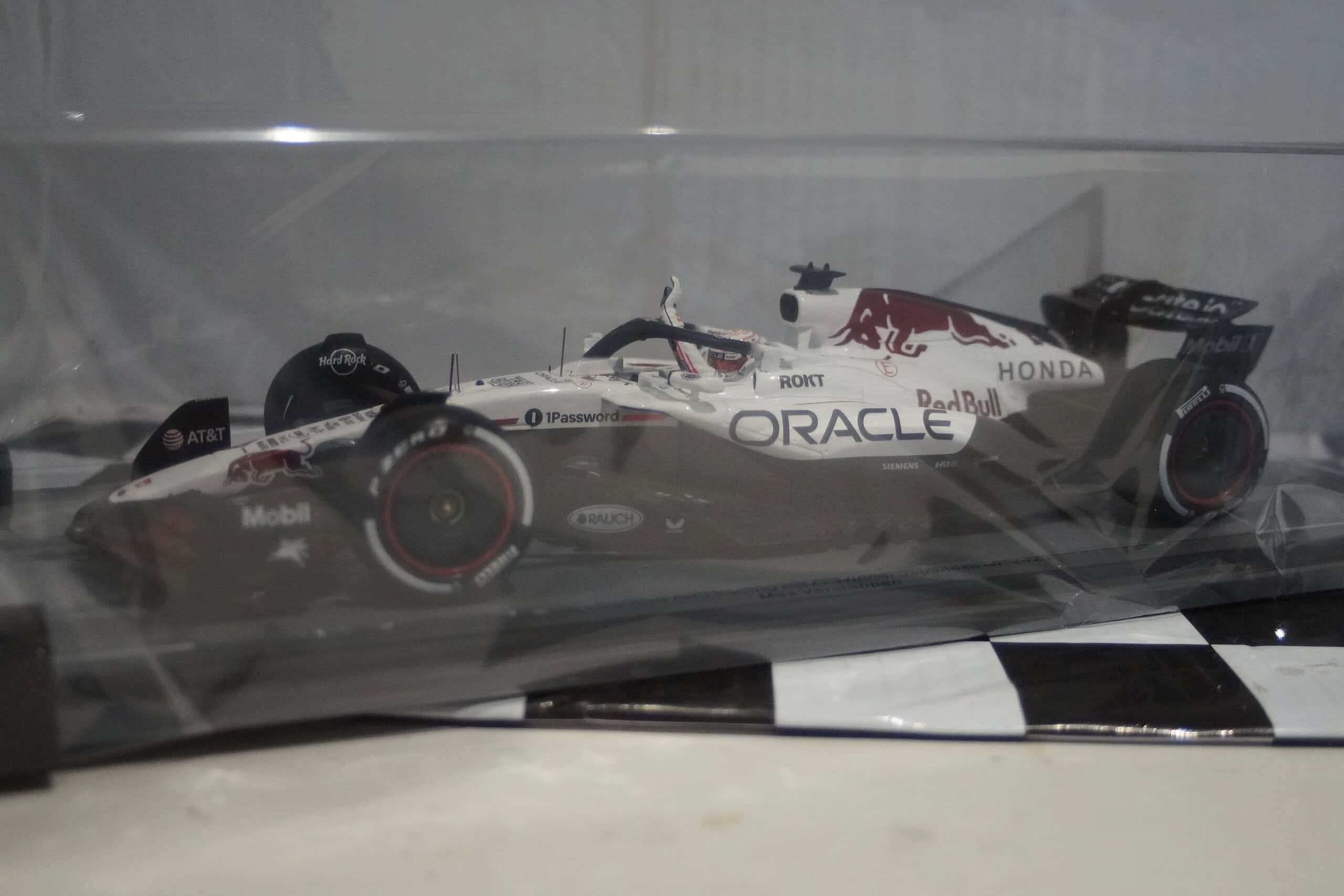 Spark oracle red bull racing rb21 winner gp2025 japanese 18s1004 1:18