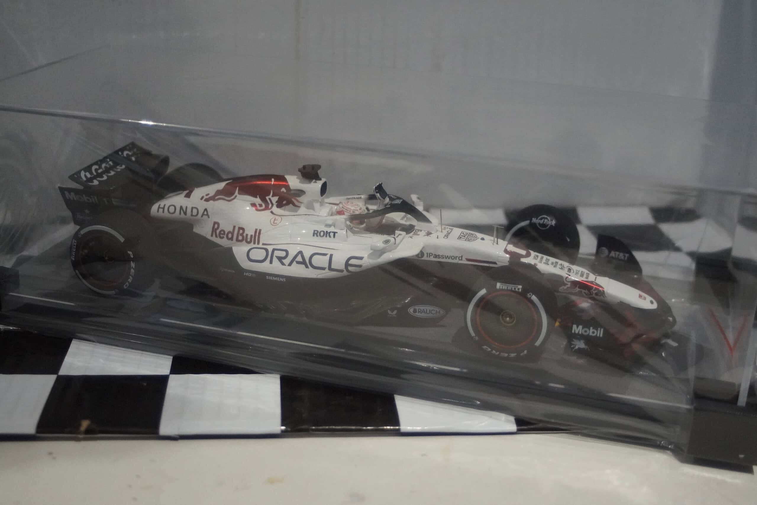 Spark oracle red bull racing rb21 winner gp2025 japanese 18s1004 1:18
