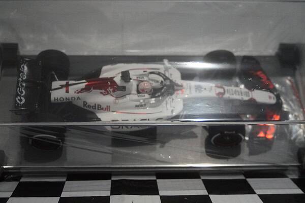 Spark oracle red bull racing rb21 winner gp2025 japanese 18s1004 1:18