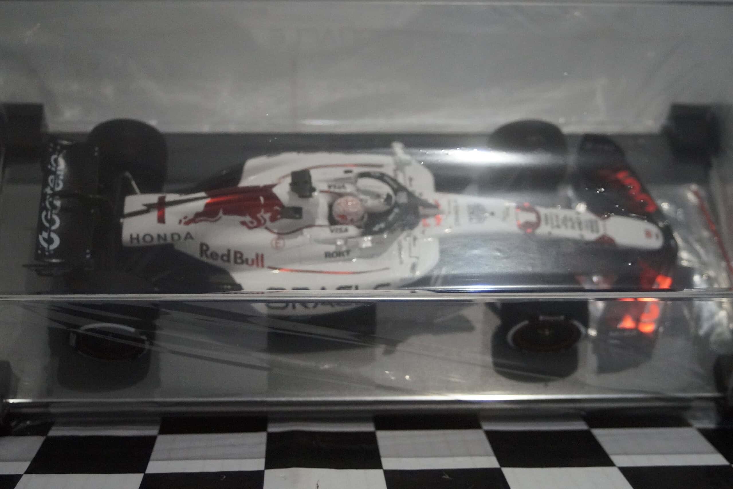 Spark oracle red bull racing rb21 winner gp2025 japanese 18s1004 1:18