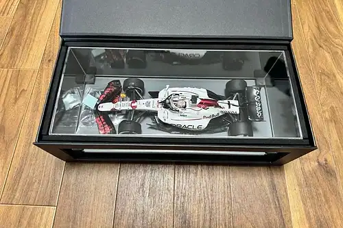Spark oracle red bull racing rb21 winner gp2025 japanese 18s1004 1:18
