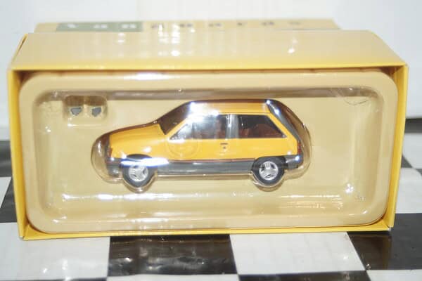 Vanguards vauxhall nova sr va11404 1:43 scale