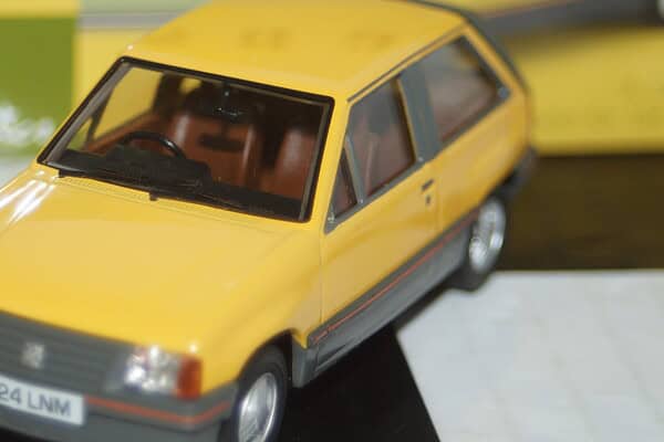 Vanguards vauxhall nova sr va11404 1:43 scale