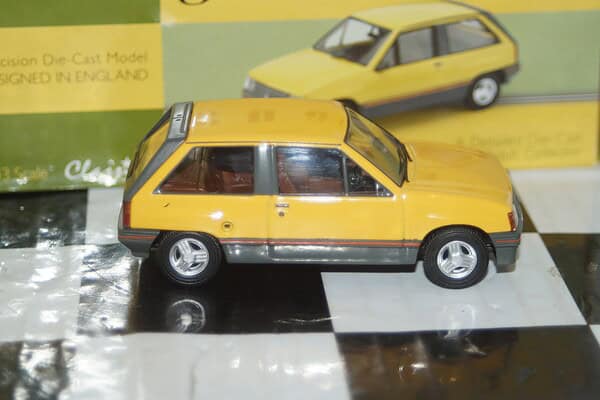 Vanguards vauxhall nova sr va11404 1:43 scale