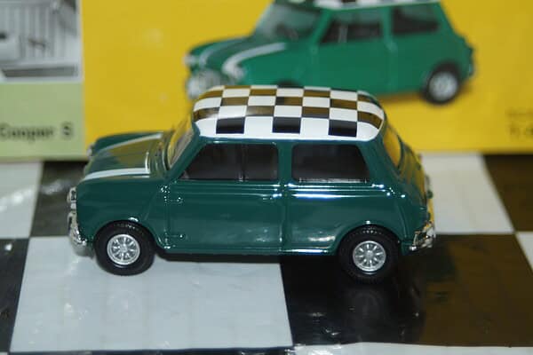 Vanguards mini cooper s in green / checker va02511 1:43