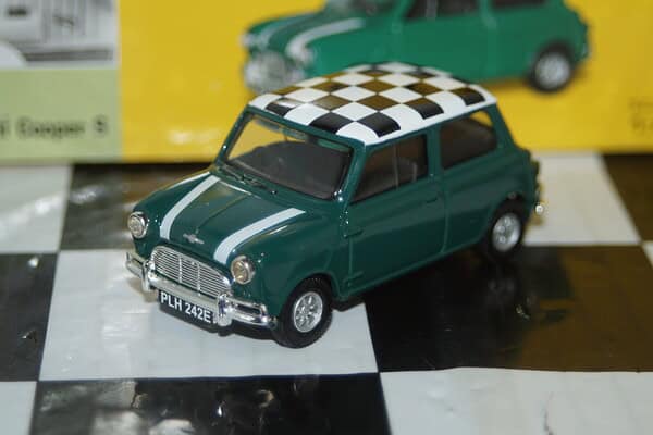 Vanguards mini cooper s in green / checker va02511 1:43