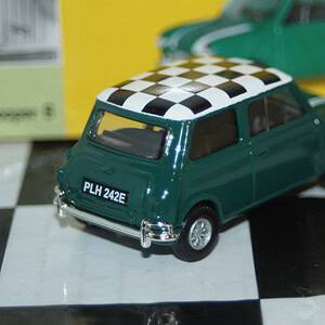 Vanguards mini cooper s in green / checker va02511 1:43