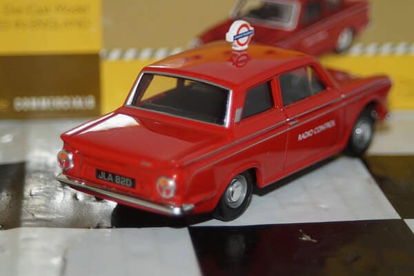 Vanguards corgi ford cortina mki london transport va07308 1:43