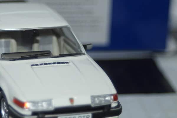 Corgi vanguards rover sd1 vitesse white va09014 1:43