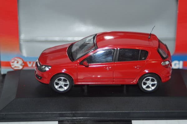 Vanguards vauxhall astra flame red va09402 1:43 scale
