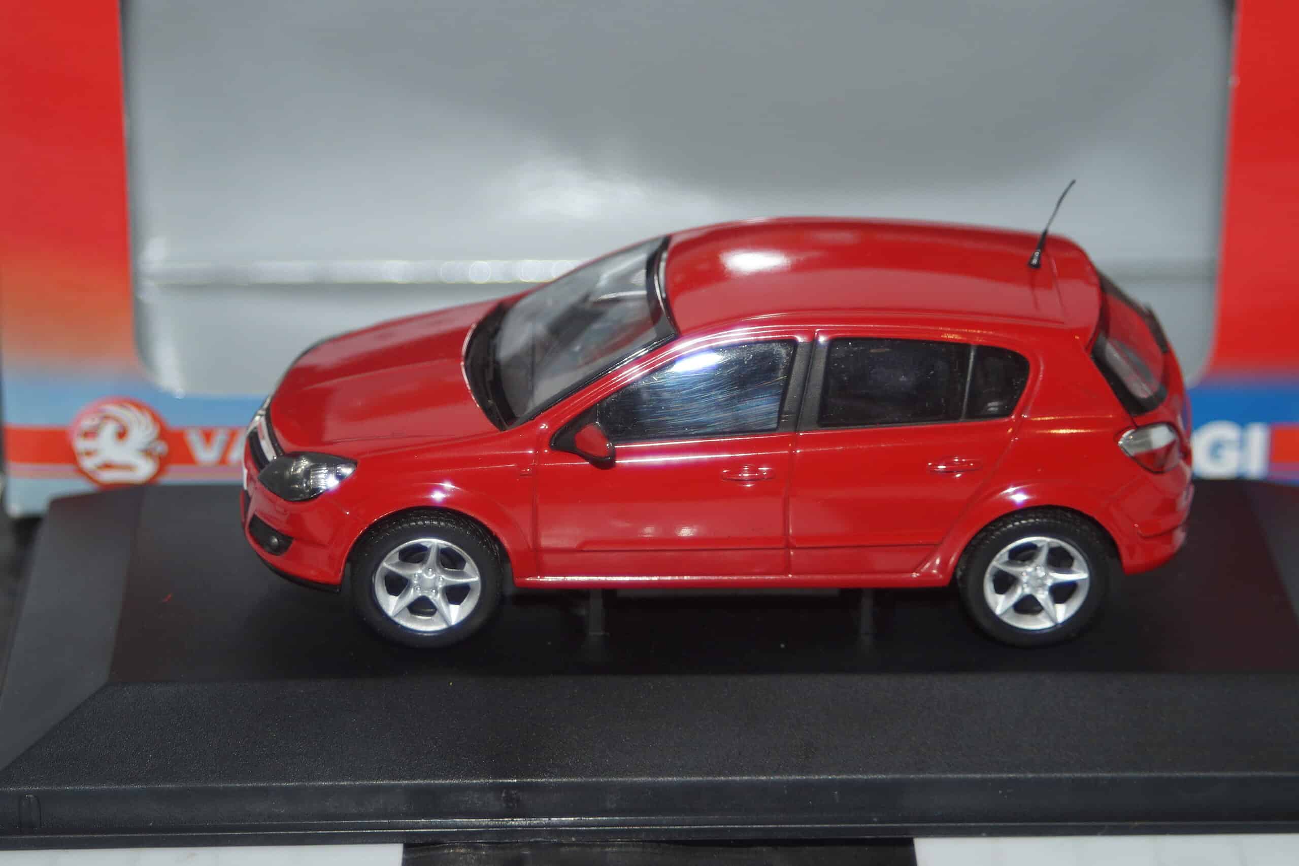 Vanguards vauxhall astra flame red va09402 1:43 scale
