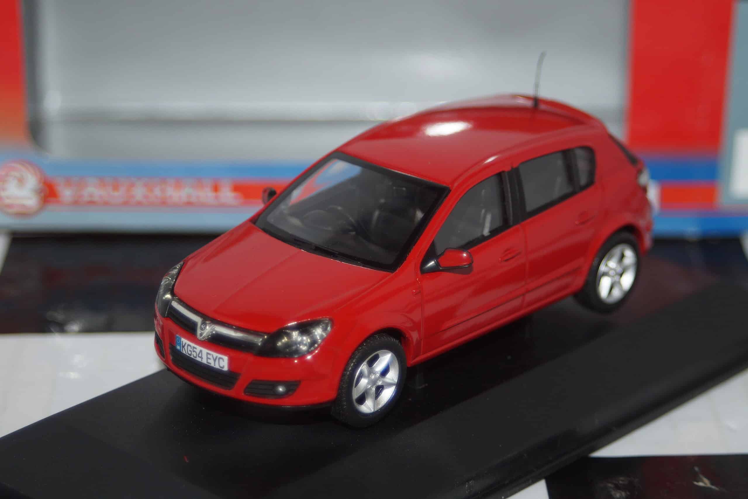 Vanguards vauxhall astra flame red va09402 1:43 scale