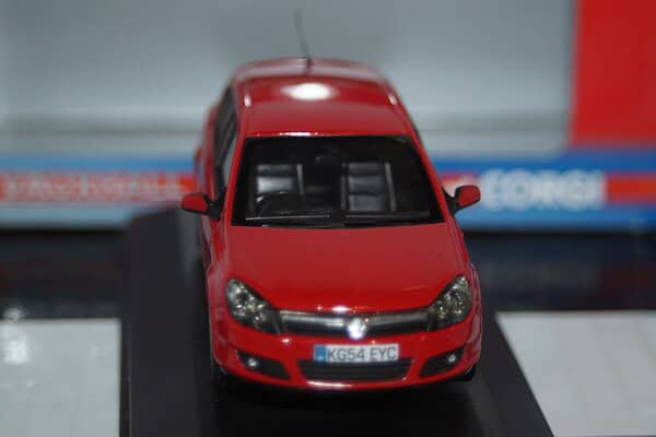 Vanguards vauxhall astra flame red va09402 1:43 scale