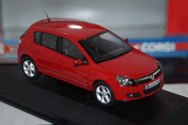 Vanguards vauxhall astra flame red va09402 1:43 scale