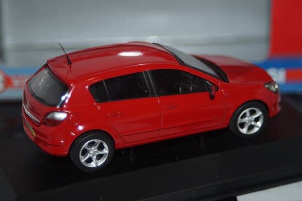 Vanguards vauxhall astra flame red va09402 1:43 scale