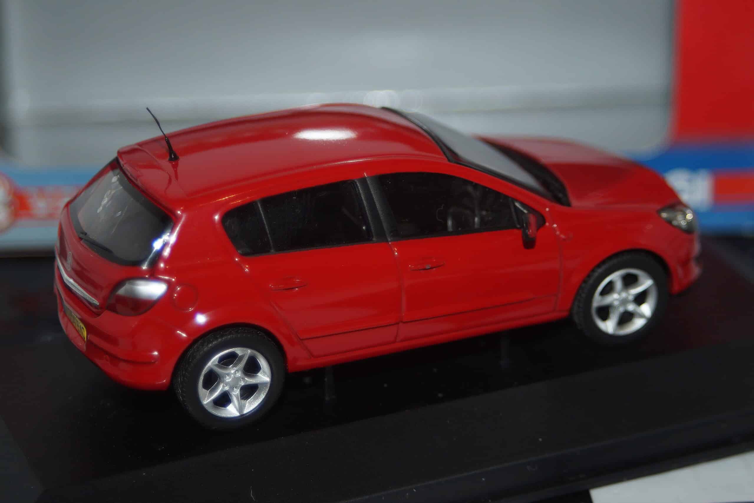 Vanguards vauxhall astra flame red va09402 1:43 scale
