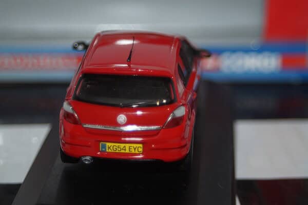 Vanguards vauxhall astra flame red va09402 1:43 scale