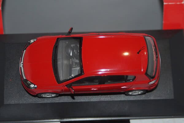 Vanguards vauxhall astra flame red va09402 1:43 scale