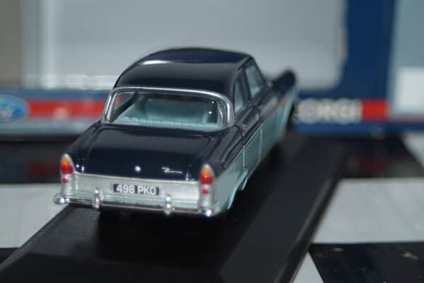Corgi vanguards ford zodiac mk2 blue ref va06104 1:43
