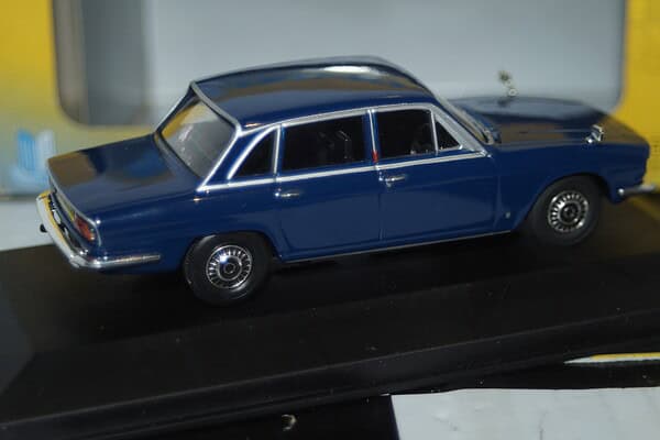 Vanguards triumph 2000 delft blue va08200 1:43 scale