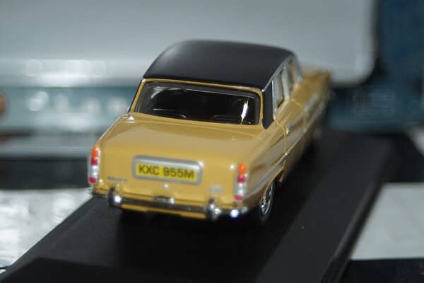Vanguards rover 3500 v8 almond va06500 1:43 scale 2nd issue