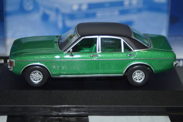 Corgi vanguards ford granada mk1 ghia jade green va05212 1:43