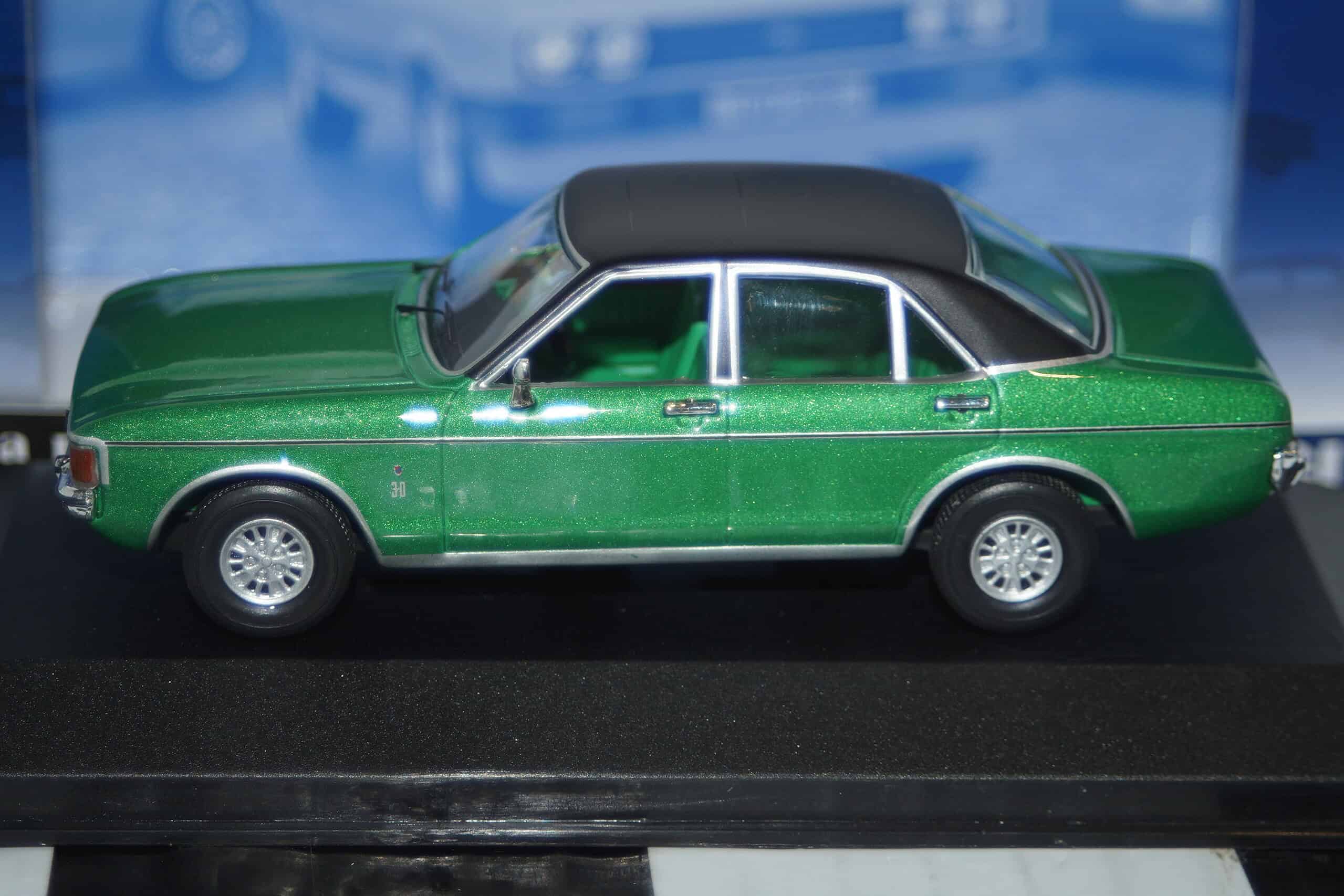 Corgi vanguards ford granada mk1 ghia jade green va05212 1:43