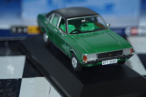 Corgi vanguards ford granada mk1 ghia jade green va05212 1:43