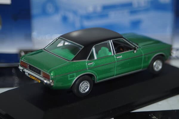 Corgi vanguards ford granada mk1 ghia jade green va05212 1:43