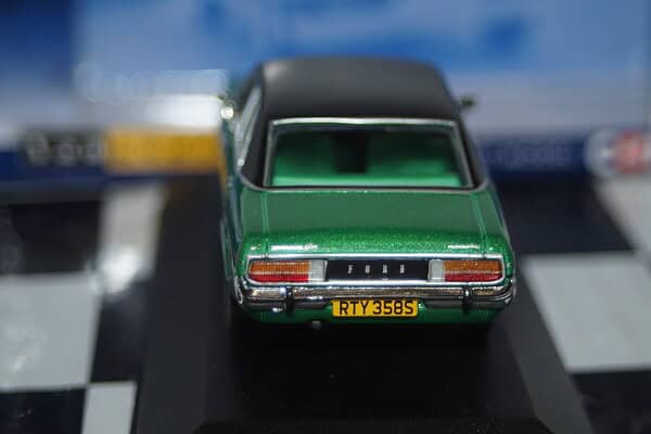 Corgi vanguards ford granada mk1 ghia jade green va05212 1:43