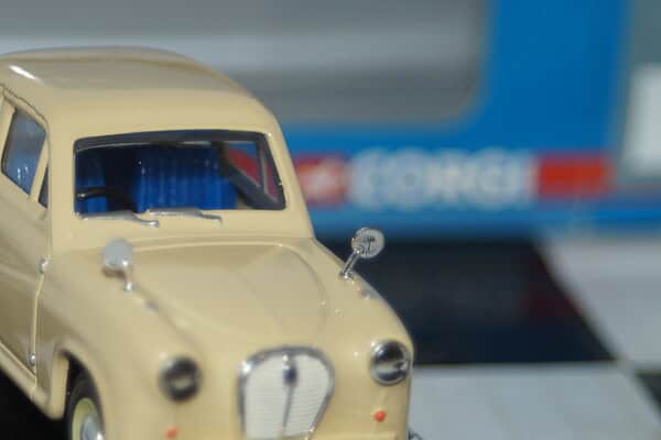Vanguards austin a35 saloon country cream va02309e 1:43