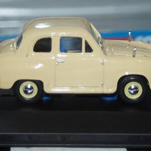 Vanguards austin a35 saloon country cream va02309e 1:43