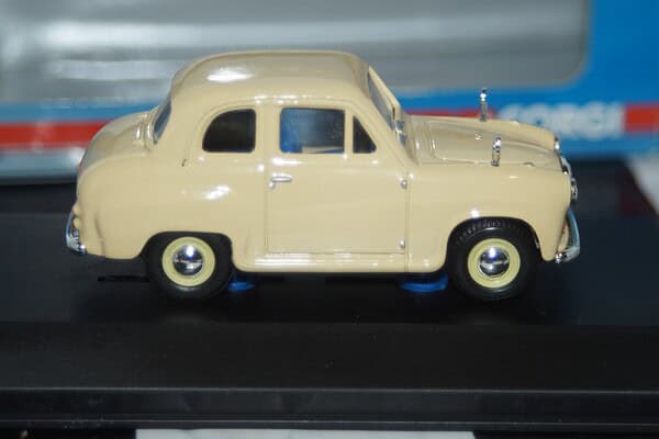 Vanguards austin a35 saloon country cream va02309e 1:43