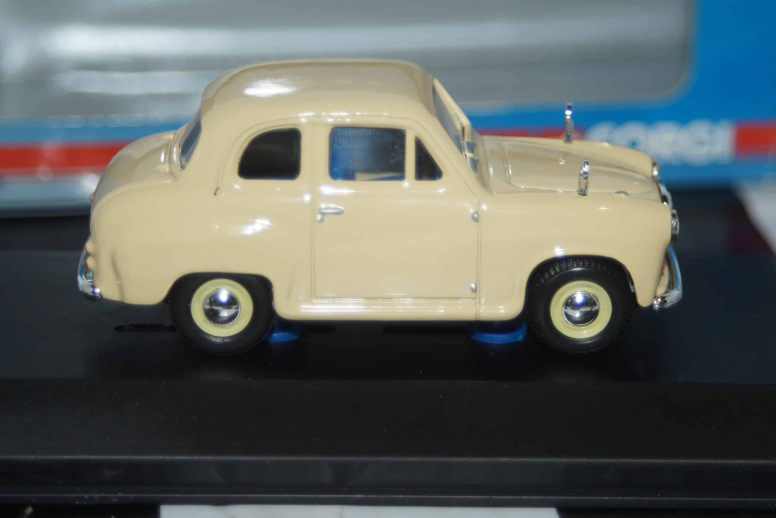 Vanguards austin a35 saloon country cream va02309e 1:43