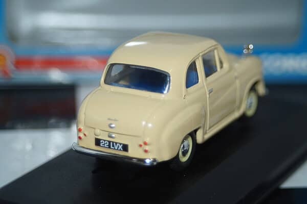 Vanguards austin a35 saloon country cream va02309e 1:43