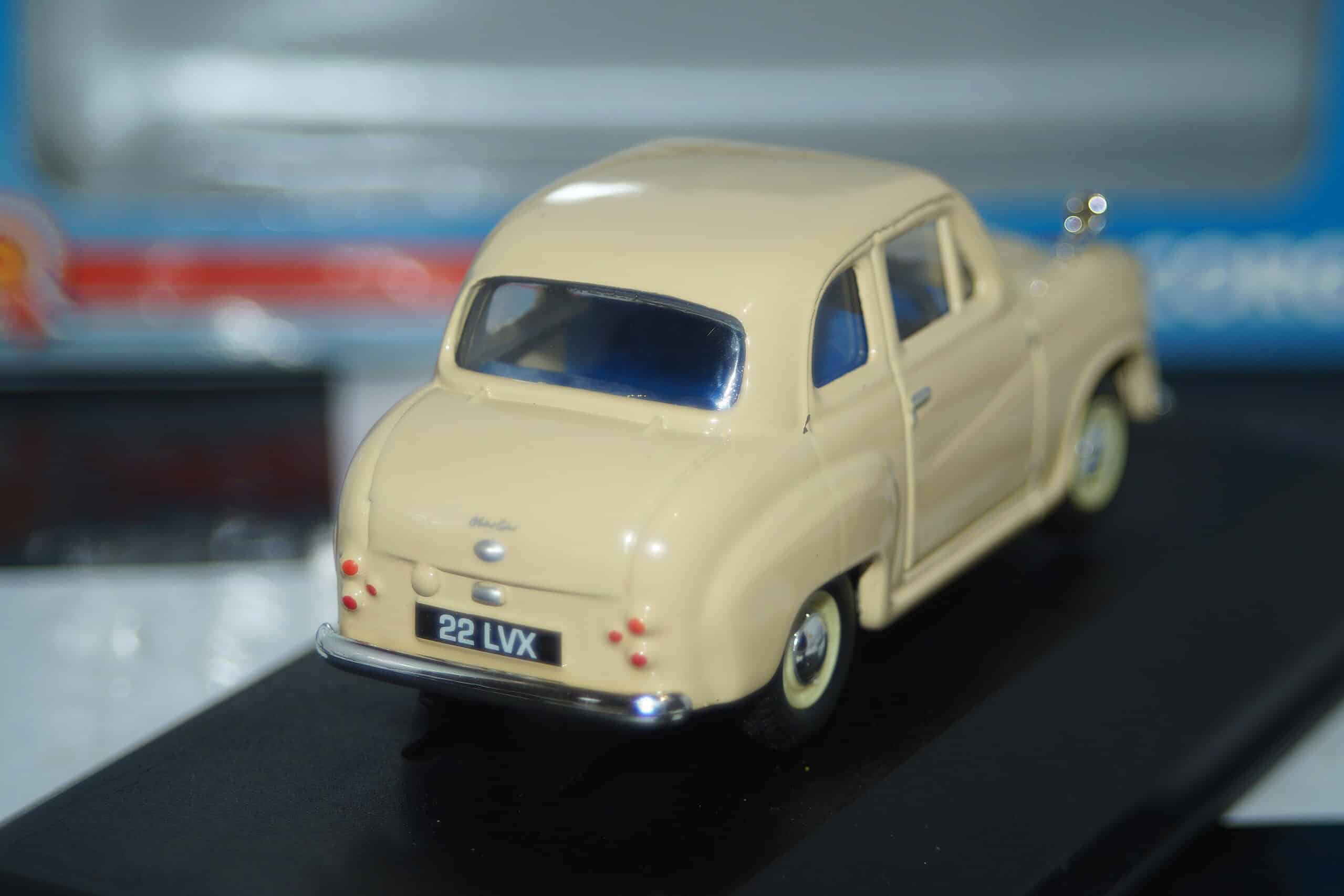 Vanguards austin a35 saloon country cream va02309e 1:43
