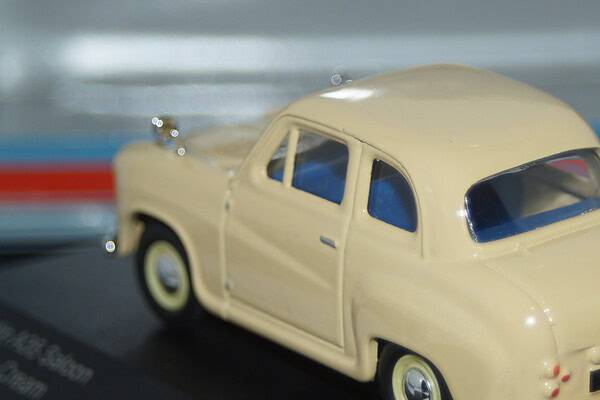 Vanguards austin a35 saloon country cream va02309e 1:43