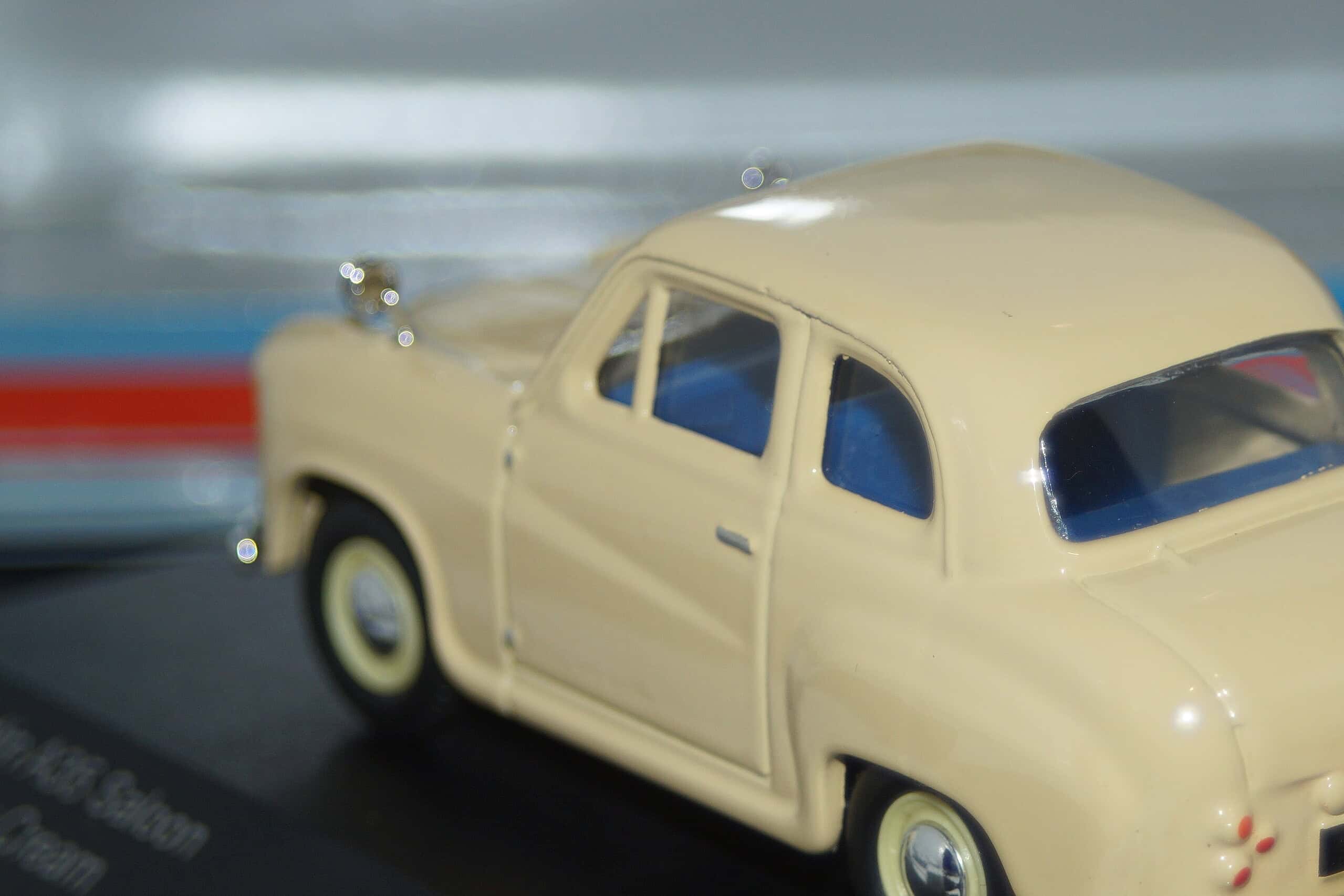 Vanguards austin a35 saloon country cream va02309e 1:43